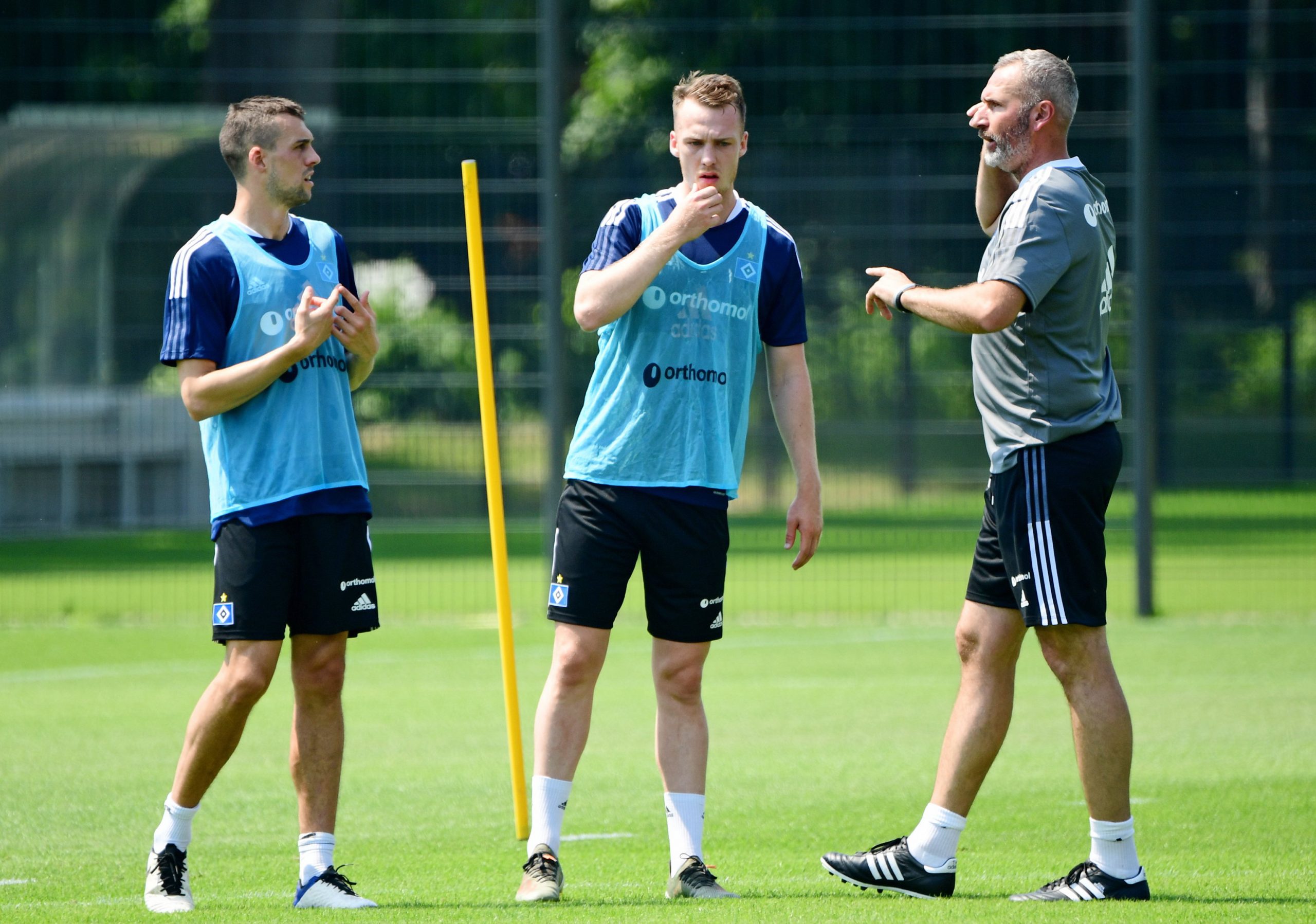 Jonas Meffert (l.) und Sebastian Schonlau hören sich die Anweisungen von HSV-Trainer Tim Walter an.