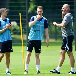 Jonas Meffert (l.) und Sebastian Schonlau hören sich die Anweisungen von HSV-Trainer Tim Walter an.