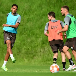 Offensiv-Zugang Etienne Amenyido (l., mit Christopher Buchtmann und Max Dittgen) zeigte in den ersten Trainingseinheiten seine Fähigkeiten.