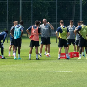 Am Freitag leitete Tim Walter (M.) sein erstes Mannschaftstraining im Volkspark.