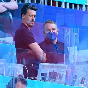 ZDF-Experte Sandro Wagner (l.) vor dem Spiel mit dem künftigen Bundestrainer Hansi Flick
