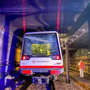 Die U-Bahn wurde bei dem Vorfall stark an der Scheibe beschädigt.