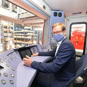 Verkehrssenator Anjes Tjarks (Grüne) sitzt im Führerhaus der neuen S-Bahn. Auf der hochmodernen Strecke werden Fahrer hier nur überwachend Platz nehmen.