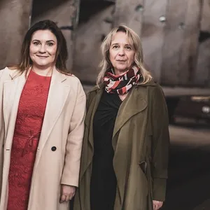 Natallia Dean (l.) und Beate Debold leiten die Pella Sietas Werft in Neuenfelde.