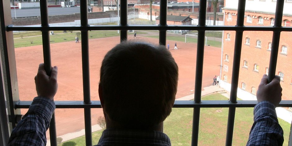 Ein Häftling schaut aus seiner Zelle in „Santa Fu“.