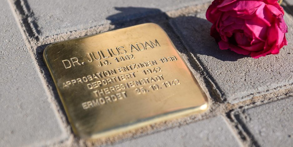 Knapp 6000 Stolpersteine gibt es in Hamburg. Sie sollen an die Opfer des Nationalsozialismus erinnern.