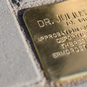 Knapp 6000 Stolpersteine gibt es in Hamburg. Sie sollen an die Opfer des Nationalsozialismus erinnern.