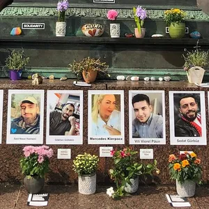 auf dem Hanauer Marktplatz wird an die Opfer des rassistisch motivierten Anschlags vom 19. Februar erinnert.