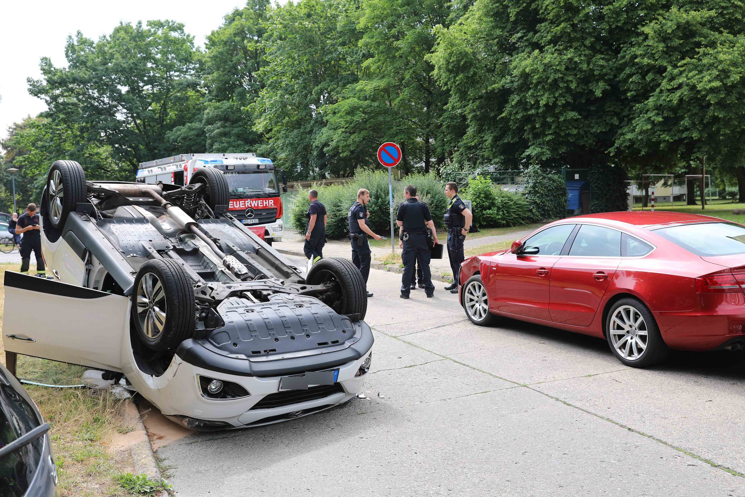 Polizisten am Unfallort in Rostock.