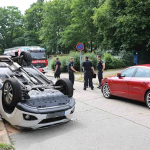 Polizisten am Unfallort in Rostock.