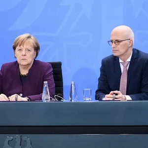 Bundeskanzlerin Angela Merkel sitzt zwischen Markus Söder (l.) und Peter Tschentscher.