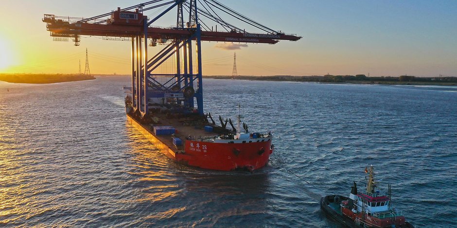 Spektakulärer Anblick: An Bord der „Zhen Hua 26“ kommen zwei Containerbrücken nach Hamburg.