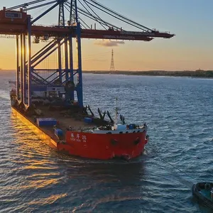 Spektakulärer Anblick: An Bord der „Zhen Hua 26“ kommen zwei Containerbrücken nach Hamburg.