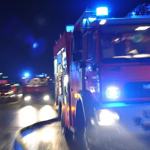 Feuerwehrfahrzeuge fahren zum Einsatzort.