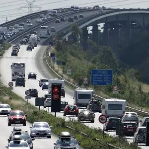 Die Rader Hochbrücke über dem Nord-Ostsee-Kanal