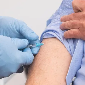 Ein Mann bekommt eine Dosis AstraZeneca gespritzt.