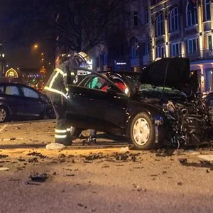 Ein zerstörter Audi A3 in der Hamburger Innenstadt