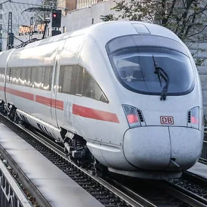 Ein ICE fährt über eine Brücke