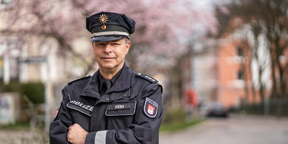 Horst Niens ist Landesvorsitzender der Gewerkschaft der Polizei (GdP) – und als Stadtteilpolizist in Heimfeld unterwegs. 