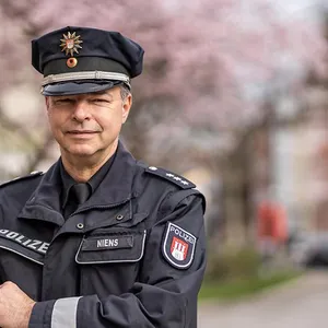 Horst Niens ist Landesvorsitzender der Gewerkschaft der Polizei (GdP) – und als Stadtteilpolizist in Heimfeld unterwegs. 
