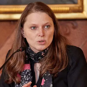 Melanie Leonhard auf einer Pressekonferenz