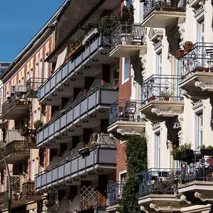 Blick auf eine Häuserzeile in Hamburg