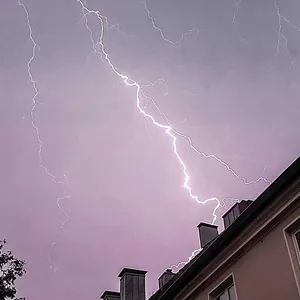 Blitz über einem Haus