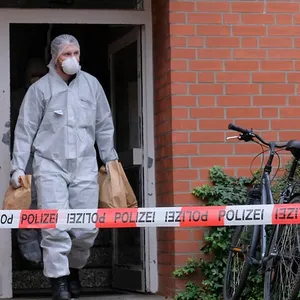 Ein Ermittler der Mordkommission am Tatort an der Bleicherstraße in Hamburg.