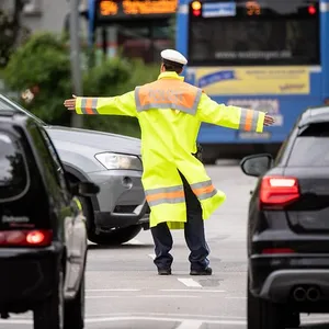 Ein Polizist regelt den Verkehr (Symbolbild).
