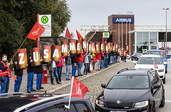 Mitarbeiter protestieren mit einem Autokorso in Hamburg-Finkenwerder gegen drohende Kündigungen (Archivbild).