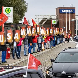 Mitarbeiter protestieren mit einem Autokorso in Hamburg-Finkenwerder gegen drohende Kündigungen (Archivbild).