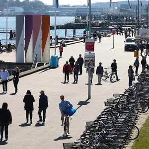 Blick auf die Hafenpromenade in Kiel