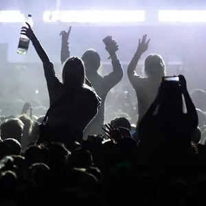 Menschen feiern beim MS Dockville in Hamburg