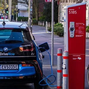 Ein E-Auto wird an einer städtischen Ladestation in Hamburg aufgeladen. (Symbolbild)