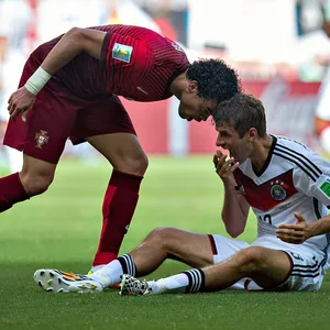 Portugals Pepe und Thomas Müller (r.).