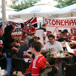 Schottische Fußball-Fans in einem Pub