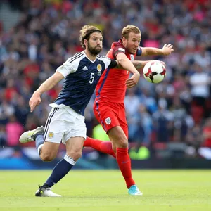 Charlie Mulgrew (l.) und Harry Kane 2017