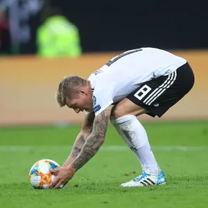 Toni Kroos legt sich den Ball zurecht.