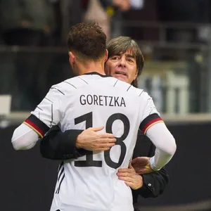 Joachim Löw und Leon Goretzka