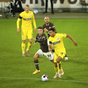 Etienne Amenyido gegen St. Paulis Finn Ole Becker