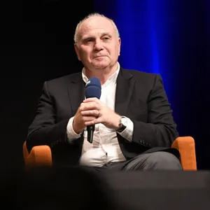 Uli Hoeneß am Mikrofon