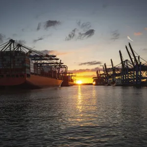 Containerschiffeim Hamburger Hafen