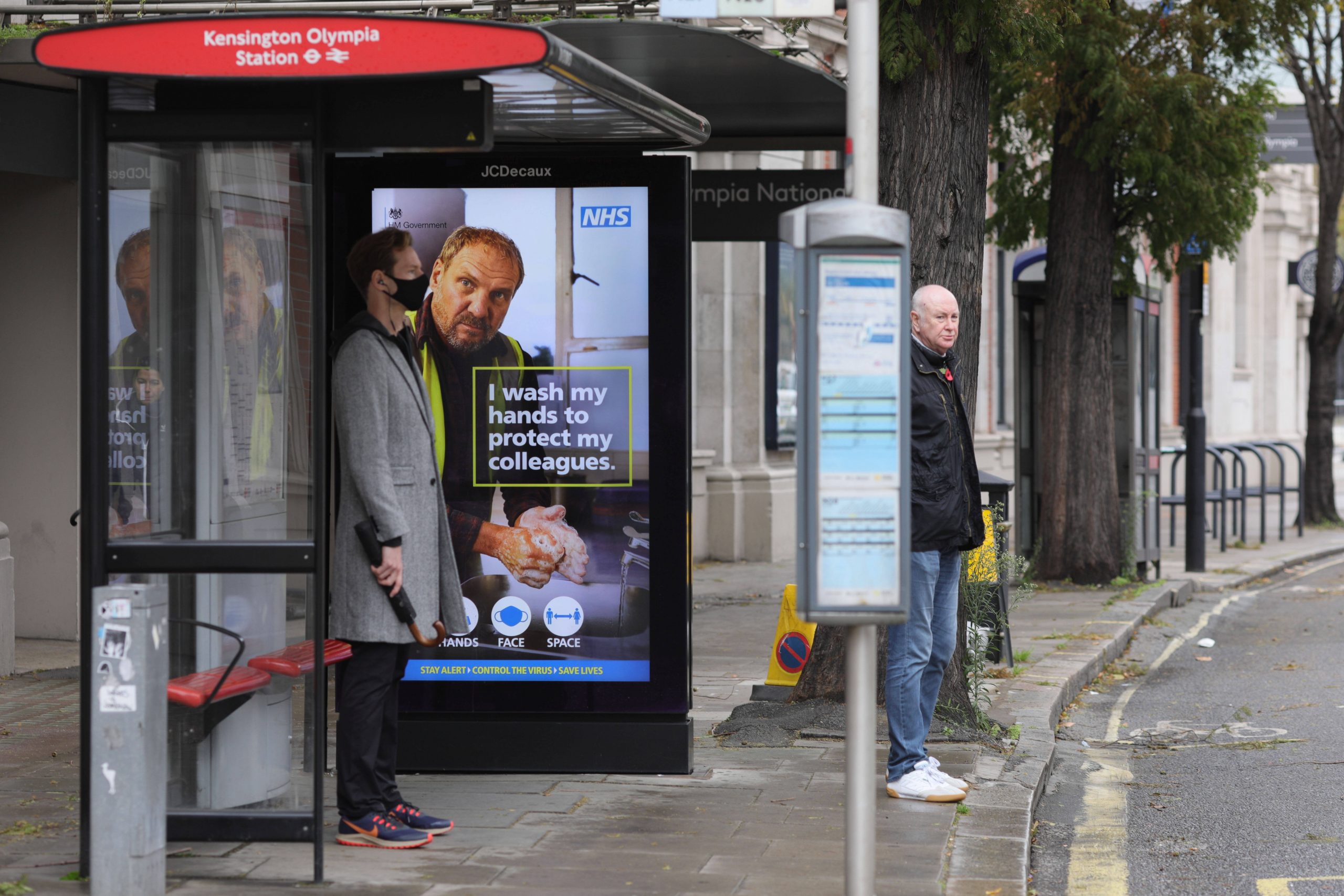 Eine Bushaltestelle in Großbritannien