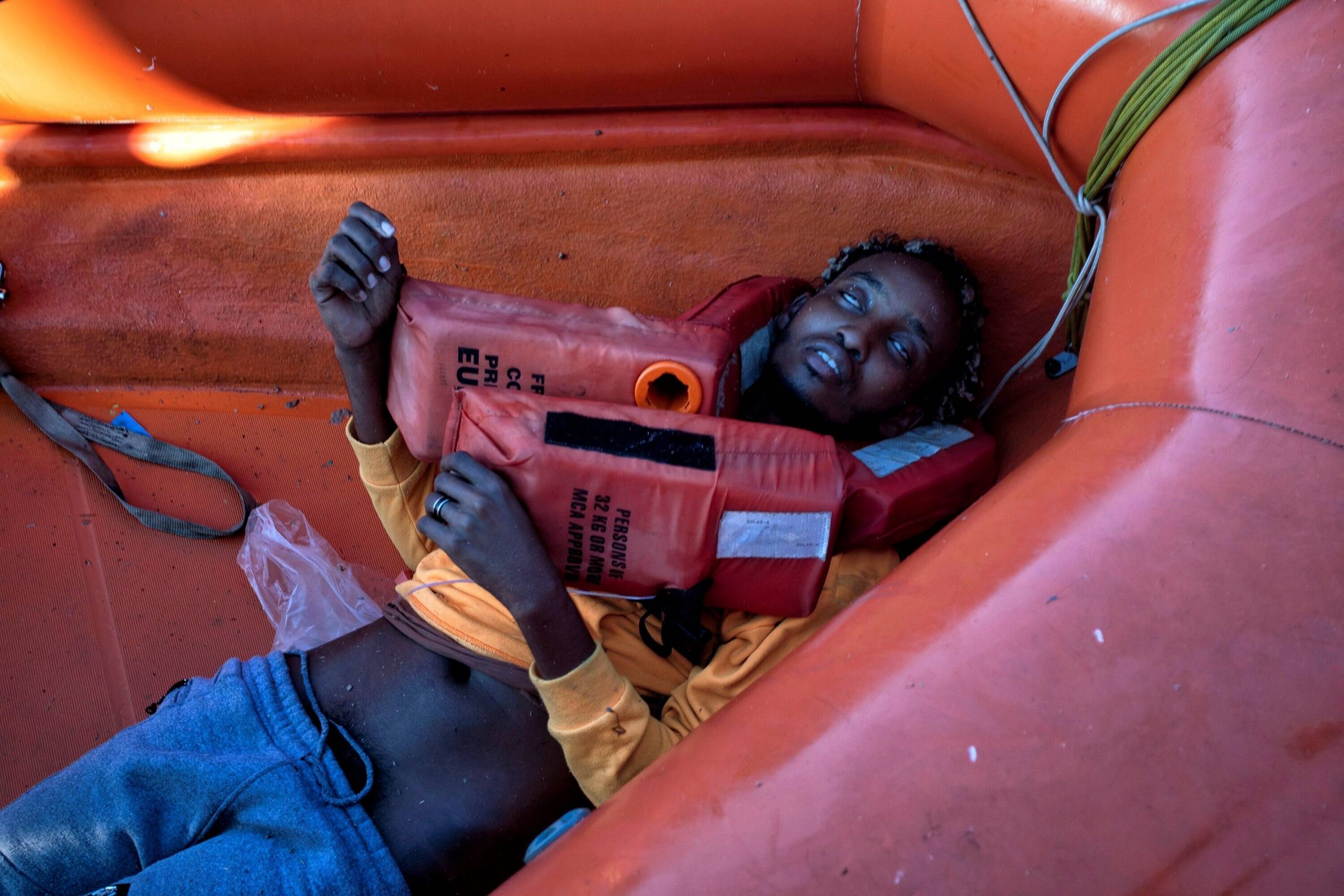 Völlig entkräftet ist dieser Geflüchtete an Bord eines Rettungsbootes einer europäischen NGO im Mittelmeer zusammengebrochen. Er hat überlebt – im Gegensatz zu vielen anderen.