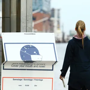 Ein Schild an den Anlegestellen Landungsbrücken im Hafen west darauf hin, dass hier zu bestimmten Zeiten die Maskenpflicht besteht.