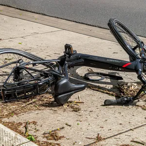 Ein E-Bike liegt nach einem Unfall auf der Straße. (Symbolbild)