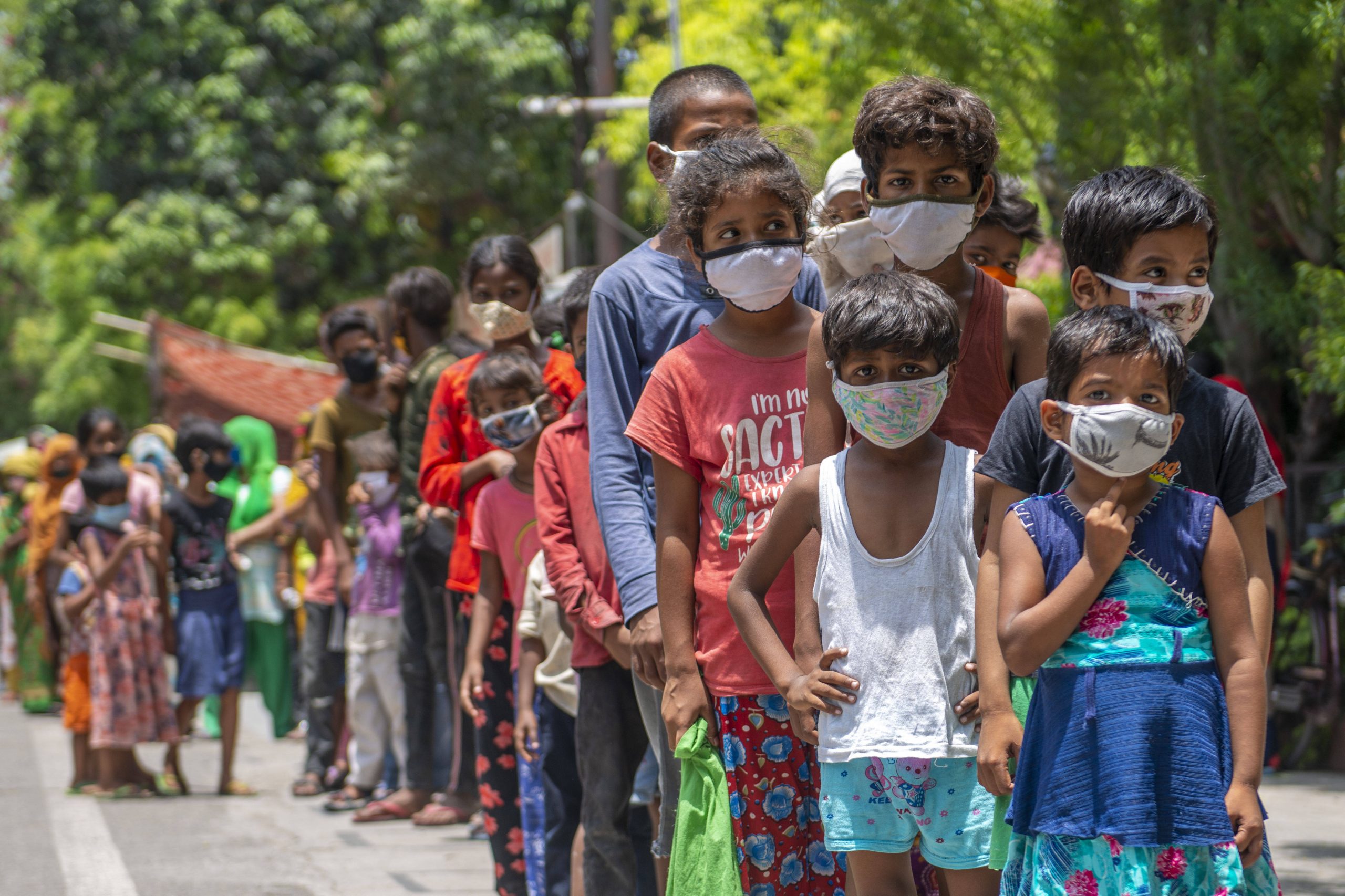 Weil viele Kinder in Indien durch Corona zu Waisen wurden, sind sie, wie hier in Neu-Delhi, auf öffentliche Essensausgaben angewiesen.