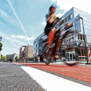 Eine Fahrradfahrertin