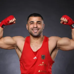 Jubelpose: Der Hamburger Boxer Ammar Abduljabar freut sich über seine Olympia-Qualifikation.