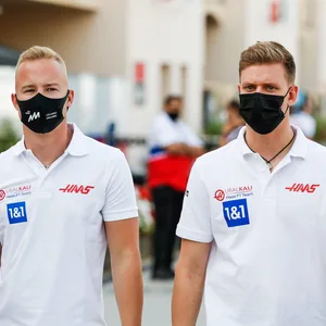 Haas-Pilot Nikita Mazepin (l.) fiel in der Formel 1 vor allem durch überharte Angriffe auf Teamkollegen Mick Schumacher auf.
